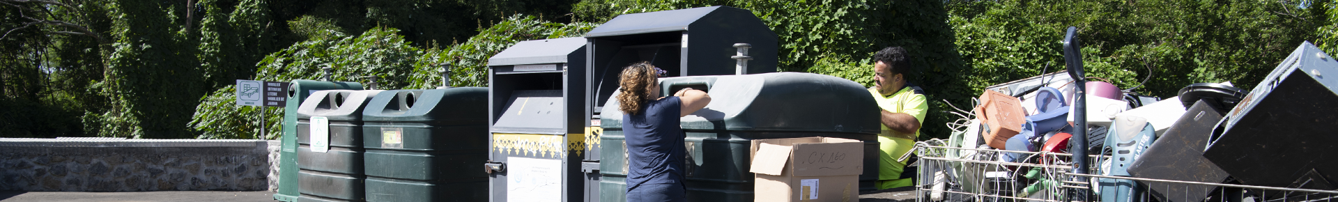 Deux personnes qui déposent des déchets à la déchetterie