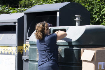 Deux personnes qui déposent des déchets à la déchetterie