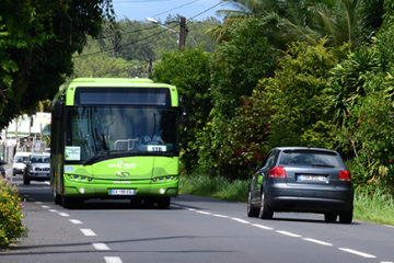 Deux personnes qui font signe à un bus