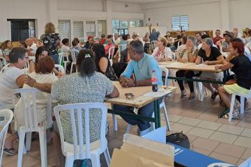 plusieurs tables avec des personnes lors d'un atelier